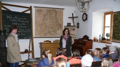 Bild: kgg
In der alten Münchenreuther Dorfschule im Stiftlandmuseum durften die Kinder bei der Vorlesestunde des Büchereiteams spannenden Geschichten lauschen.