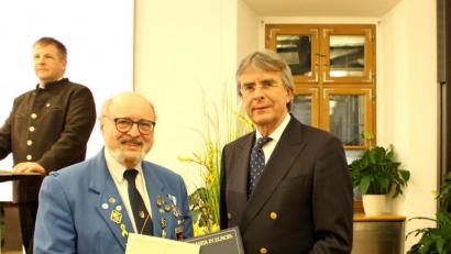 Bild: exb
Die Übergabe der Urkunde an Bruno Salomon beim Dankesempfang in Cham. Links Bezirksgeschäftsführer Markus Nägel und rechts Regierungspräsident Axel Bartelt.