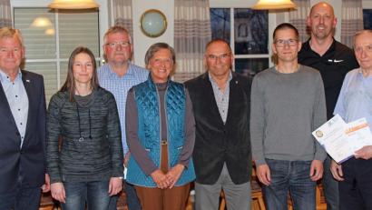 Bild: lst
BLSV-Kreisvorsitzender Ernst Werner (links) und Kreisreferent Dietmar Wildenauer (Zweiter von rechts) zeichnen die erfolgreichen Sportler und Vertreter der Vereine und Schulen aus. Erich Kummer (rechts) vom TB Weiden wird für seine 40-jährige Tätigkeit als Sportabzeichenprüfer geehrt.