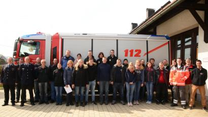 Bild: bey
Kreisbrandmeister Matthias Schmidt, die Lehrgangsleiter Kreisbrandmeister Andreas Götz (vordere Reihe, von link) und Kreisfeuerwehrarzt Rüdiger Hettler (Zweiter von rechts) freuen sich über die positive Resonanz der Kursteilnehmer.