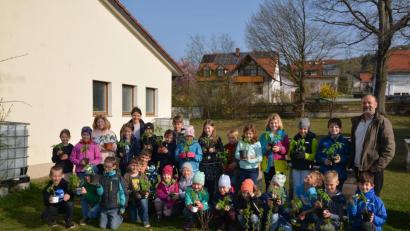 Bild: fdl
Die Ehenfelder Schüler mit Klassenlehrerin Amelie Schaller sowie Albert Meyer von den Blumen- und Gartenfreunden.