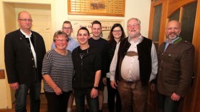 Bild: Hirsch
Die Mitglieder des Kirwavereins Fronberg wählten einen neuen Vorstand mit dem Vorsitzenden Hubertus von Breidbach (Zweiter von rechts) an der Spitze.