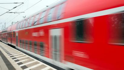 Bild: Patrick Pleul
Ein Regionalexpress der Deutschen Bahn fährt an einem Bahnhof vorbei. Foto: Patrick Pleul/Archivbild