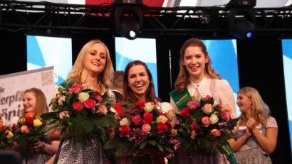 Bild: Thomas Dobler
Verenea Rappl (links) und Veronika Beck (rechts) rahmen als Bierprinzessinnen die neue Oberpfälzer Bierkönigin Christina Kirsch ein. Sie ist 21 Jahre alt und von Beruf Chemielaborantin aus Deining (Kreis Neumarkt).