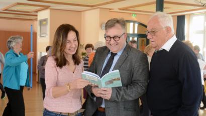 Bild: Gabi Schönberger
Susanne Meichner, Leiterin des Maria-Seltmann-Hauses, Wolfgang Hohlmeier, Leiter des Sozialdezernats, und der Seniorenbeauftragte Alfons Heidingsfelder werfen gemeinsam einen Blick in das druckfrische, 100 Seiten dicke Veranstaltungsprogramm des Maria-Seltmann-Hauses.