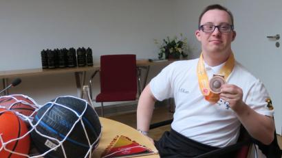 Bild: Hirsch
Stolz zeigt Michael Freisinger seine Bronzemedaille her, die er mit seiner Mannschaft bei den Special-Games in Abu Dhabi gewonnen hat. Vom Oberbürgermeister bekam er neue Basketbälle.