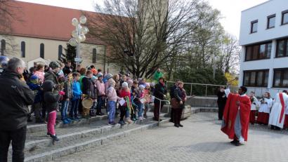 Bild: ksi
Pfarrvikar Joseph Kokkoth segnet die Palmbuschen.