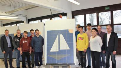 Bild: HWK/exb
Die sechs tschechischen Auszubildenden mit (von links) dem Leiter des Bildungszentrums Tobias Knauer und Fachlehrer Ladislav Wodniak sowie (von rechts) dem Direktor der Baufachschule Pilsen Miroslav Šteffek, Ausbilder Vitus Eichenseer und Übersetzerin Marcela Vokacva.