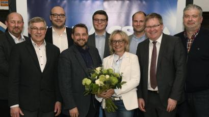 Bild: Petra Hartl
Blumen für die neue Kreisvorsitzende Michaela Frauendorfer, hier mit einem ihrer vier Stellvertreter, Matthias Schöberl (links daneben), sowie Oberbürgermeister Michael Cerny (Zweiter von rechts), dem CSU-Stadtrats-Fraktionsvorsitzendem Dieter Mußemann (Zweiter von links) und weiteren Kreisvorstandsmitgliedern.