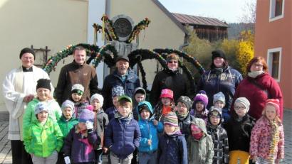 Bild: hl
Die Buben und Mädchen des Kindergartens freuen sich mit Pfarrer Heribert Stretz (links), Georg Wagner (Dritter von links) sowie Kerstin Dilling (rechts) und ihren Mitarbeiterinnen (links daneben) über den bunten Osterbrunnen.