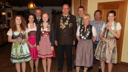 Bild: ral
Die Trischinger Würdenträger 2019 und die Pokalsieger freuen sich über ihre Erfolge. Jugendkönigin wurde Leonie Hölzl (Dritte von links vorne), Schützenkönig Eduard Delling (Mitte).