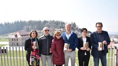 Bild: fuw
„Mein Papa hat immer mit einem Lächeln von der Vergangenheit erzählt. Ohne Hass, Ressentiments oder Verbitterung“, sagt Walter Gibillini (Zweiter von links). Mit auf dem Bild sind Daniela di Benedetto, Vorsitzende des Com.It.Es München (von links), Jolanda Gibillini, Jörg Skriebeleit, Leiter der Gedenkstätte, Historikerin Grazia Prontera sowie Friedrich Peterhans, der das Buch ins Deutsche übersetzt hat.