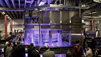 Bild: Elisabeth Weiten
Ehrengäste sehen sich die neue Abfüllanlage Dynafill von Krones in der Brauerei Bischofshof an.