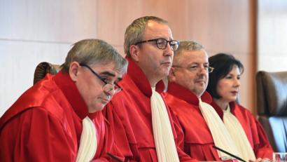 Bild: Uli Deck/dpa
Karlsruhe: Der Zweite Senat beim Bundesverfassungsgericht, Peter Müller (l-r), Vorsitzender Andreas Voßkuhle, Peter M. Huber und Sibylle Kessal-Wulf, eröffnet die Verhandlung über einen Eilantrag zur Teilnahme von Menschen mit gerichtlich bestellter Betreuung an der Europawahl im Mai 2019.