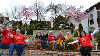 Bild: Verena Schmid
Der Juchzer musste einfach sein: Der Heimat- und Kulturverein Ammerthal hat unter Regie von Jörg Fehlner (links) und Doris Weiß (rechts) zum zweiten Mal einen Osterbrunnen gestaltet.