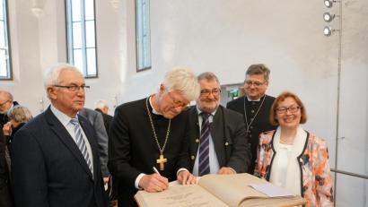 Bild: Christopher Dotzler
Der evangelische Landesbischof Heinrich Bedford-Strohm (ab Zweiter von links) trug sich im Beisein von Bürgermeister Armin Schärtl, Dekan Karlhermann Schötz und Pfarrerin Irene Friedrich ins Goldene Buch ein.