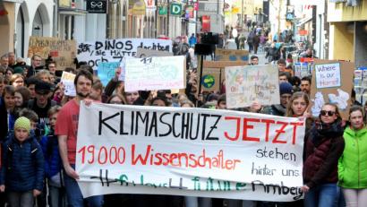 Bild: Stephan Huber
Sie geben einfach keine Ruhe: Am Freitag zogen erneut mehr als 200 Menschen durch die Amberger Innenstadt, um für den Klimaschutz zu demonstrieren.