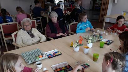 Bild: fjo
Das Bemalen von Ostereiern bereitet Kindern und Senioren eine große Freude.