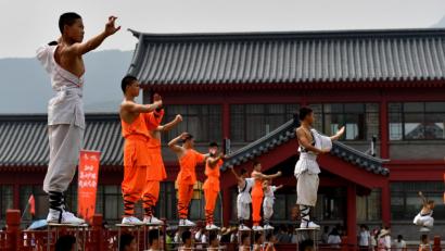 Bild: Li Jianan/XinHua/dpa
Kampfsportler nehmen vor dem Shaolin-Tempel auf dem Song Shan Berg in China an einer Aufführung teil. Ein solcher Tempel könnte auch in Weiden entstehen, meint eine Neustädterin.