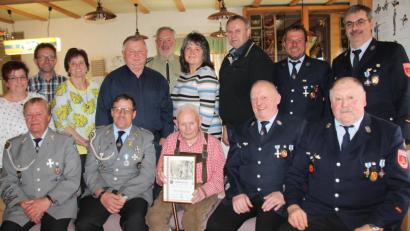 Bild: dl
Jubilar Günther Blaschke (vorne, Mitte) freute sich an seinem 90. Geburtstag über die Glückwünsche der Thansteiner Vereinsabordnungen und von Zweitem Bürgermeister Wolfgang Niebauer (im Hintergrund, Dritter von rechts).