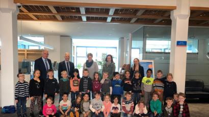 Bild: rn
Richard Götz und Stefan Schedl von der Raiffeisenbank führen die Vorschulkinder der städtischen Kindertagesstätte durch das Geldinstitut.