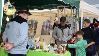 Bild: bey
Trotz nicht gerade wärmender Temperaturen zieht der Krammarkt in Luhe seine Gäste an.