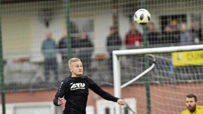 Bild: Alfred Schwarzmeier
Dimitri Lalenko (DJK) steigt bei einer Flanke zum Kopfball hoch. Aus:
DJK Neustadt – TSV Eslarn 3:3.