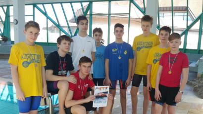 Bild: exb
Sportlich, sportlich: Die neun Schüler schwimmen für das Augustinus im Herbst im Bundesfinale.