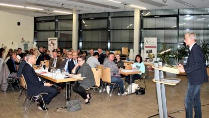 Bild: stg
Arno Speiser (stehend) referierte bei der Vollversammlung des Kreisjugendrings Tirschenreuth