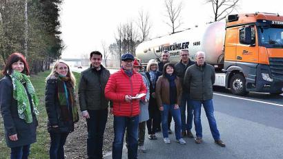 Bild: R. Kreuzer
An der B 470 begutachten die Delegierten mit Anliegern die Straße und schlagen den Einbau von Flüsterasphalt vor.