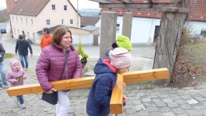 Bild: sl
Auch die Kleinsten tragen das Kreuz vom Kriegerdenkmal zum Pfarrhof und werden dabei von Karin Preßl unterstützt.