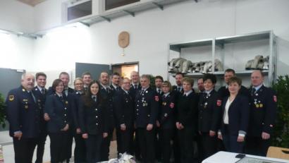Bild: amö
Die gesamte Führungsmannschaft der Feuerwehr Winklarn versammelte sich nach der Wahl für das Foto, um symbolisch ihre Unterstützung für den neuen Vorsitzenden Stefan Pregler (---- von links) zum Ausdruck zu bringen. Für das neue Amt wünschten auch Bürgermeisterin Sonja Meier (Zweite von rechts) und KBI Richard Fleck (links) alles Gute.