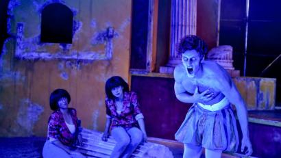 Bild: Arno Declair
Wie ein Untoter aus Shakespeares Zeit: Pyramus (Jakob Geßner) trauert laut um seine Thisbe.