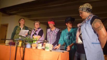 Bild: mad
Die fünf Schwarzhofener „Ratschkathln“ hatten wochenlang „Material“ gesucht und dann fleißig geprobt, um bei ihrem Auftritt die „Vereinsprominenz“ und andere „Persönlichkeiten“ aufs Korn zu nehmen.