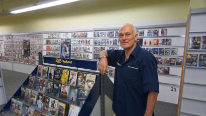 Bild: jut
Wolfgang Hauser, Betreiber des Ladens "Videogigant", will Ende Oktober schließen. Dann gibt es in Amberg keine Videothek mehr.