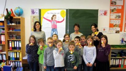 Bild: exb
Klassenleiterin Anita Kleeberger, Referentin Jutta Sehm vom Gesundheitsamt Tirschenreuth und Schulleiterin Inge Dick (hinten von links) mit den Kindern der Kombiklasse 1/2.