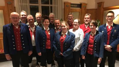 Bild: exb
Der Musikverein Freudenberg wählt einen neuen Vorstand (von links): Dirigent Joseph Zweck, Berthold Lächer, Herbert Freitag, Wolfgang Lehnert, Miriam Gebhard, Helmut Stobitzer, Franz Luber, Amelie Sütterlin, Bernhard Rumpler, Eveline Kaa, Stephan Sütterlin, Domenica Rumpler und Vorsitzender Patrick Heller.