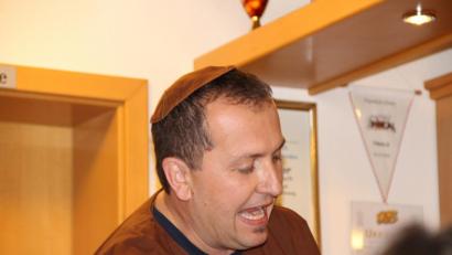 Bild: ffl
Der Bruder Barnabas alias Heiko Friedl hält beim Bockbierfest der Ehenbachtaler Schützen die Fastenpredigt.