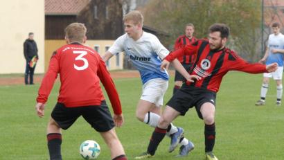 Bild: gb
Der Püchersreuther Stefan Plömer (weiß) versucht sich gegen die Thanhausener Lukas Gleißner (rechts) und Christian Sladky durchzusetzen. Nach 90 Minuten gingen die Püchersreuth mit einem 2:1-Sieg vom Platz.
