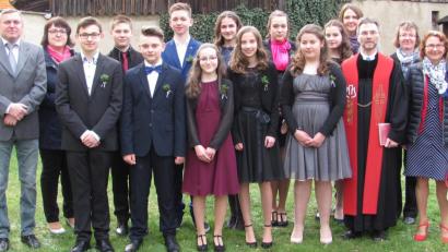 Bild: sei
Am Palmsonntag sprach vom Kirchenvorstand Doris Borchardt (rechts) zu den zehn Konfirmanden. Den Gottesdienst feierte Pfarrer Andreas Ruhs (Dritter von rechts).