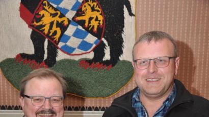 Bild: ws
Bei der Stadtratssitzung am Donnerstag konnte Bürgermeister Alfred Stier (links) auch einen neuen Feldgeschworenen vereidigen. Künftig wird Peter Fischer aus Bärnau dieses Amt ausüben.