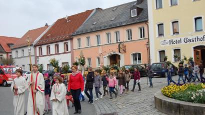Bild: az
Voran die Erstkommunikanten mit ihren selbst gefertigten Palmbuschen, gefolgt von Pfarrer, Ministranten und vielen Gläubigen. So ging die Palmprozession betend und singend von der Alten Pfarrkirche zur Friedenskirche.