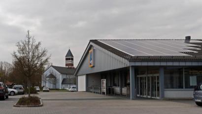 Bild: tr
Nach vorne hin soll das Einzelhandelsgeschäft um rund 120 Quadratmeter vergrößert werden, dadurch fallen mehrere Parkplätze weg.