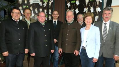 Bild: Hirsch
Bürgermeister Thomas Falter, Forstdirektor Thomas Verron, Kreisvorsitzender Hans Vornlocher, Christoph Mühlbauer von der Unteren Jagdbehörde, Forstdirektor Alwin Kleber, Jagdberater Günter Hoffmann, zweite Bürgermeisterin Ulrike Roidl und stellvertretender Landrat Jakob Scharf (von links) sprachen bei der Hegeschau der Hegegemeinschaften Wackersdorf und Neukirchen.