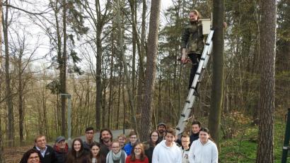 Bild: exb
Gemeinsam mit dem Oberpfälzer Waldverein hängen die Schüler Vogel- und Fledermaushäuschen auf.