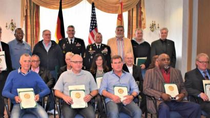 Bild: rgr
Langjährige Mitarbeiter der US-Armee wurden für ihre 45- und 40-jährige Treue von Kommandeur Oberst Adam J. Boyd (Vierter von links hinten) geehrt.