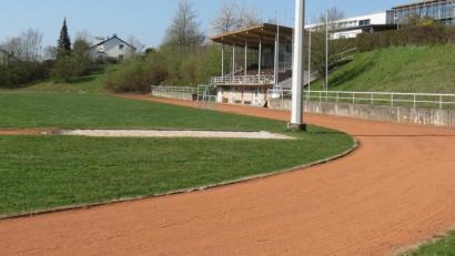 Bild: kö
Das im Jahre 1963 errichtete Jahnstadion steht zur Sanierung an. Nach ersten Kostenberechnungen werden dafür etwa zwei Millionen Euro erforderlich sein. Genutzt wird die Anlage überwiegend von der Doktor-Eisenbarth-Schule, dem Ortenburg-Gymnasium und dem Handballverein. Für den schulischen Bereich liegt bereits die Genehmig vor.