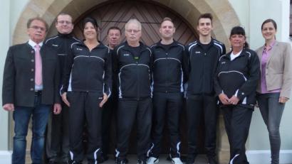 Bild: mng
„Durchmarsch“ von der Kreisliga in die Bezirksliga A Nord: Die erste Herrenmannschaft von „Gut Holz 70 Pressath“ bewies in der laufenden Saison Trainings- und Kampfgeist und steigt somit erneut auf. Bürgermeister Werner Walberer (links) und Stadtratsmitglied Susanne Reithmayer (rechts) hießen die Meisterkegler im Sitzungssaal des Dostlerhauses zum Eintrag ins Sportbuch willkommen.
