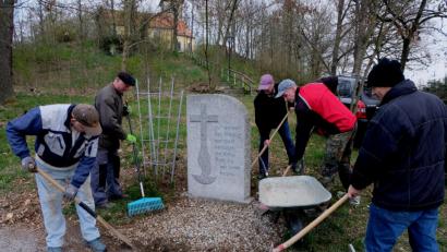 Bild: le
Die Mitglieder des Männervereins bringen die Kreuzwegstationen auf dem Nikolausberg auf Hochglanz.