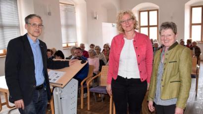 Bild: bö
Tipps zum „Alt werden bei guter Gesundheit“ gab Gesundheitsamts-Chef Dr. Roland Brey, hier mit (von rechts) Bettina Hahn, Geschäftsführerin der evangelischen Erwachsenenbildung und Christine Werner, Schmidmühlens Seniorenbeauftragter.